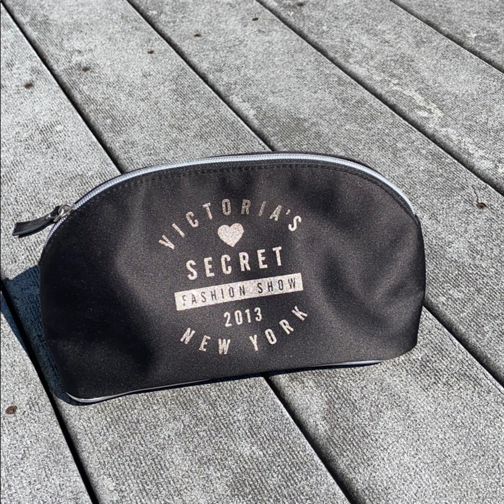 ❄️ Large Victoria Secret Make-Up Bag